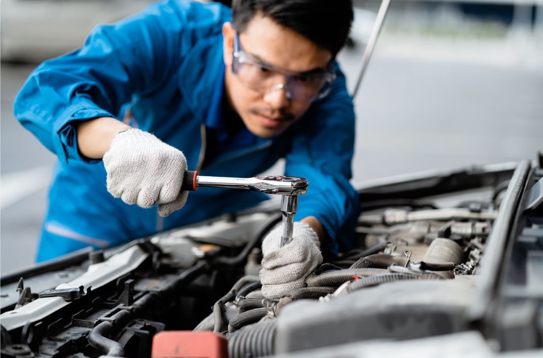 A Phil Long Hyundai service advisor helping a customer in Colorado Springs.