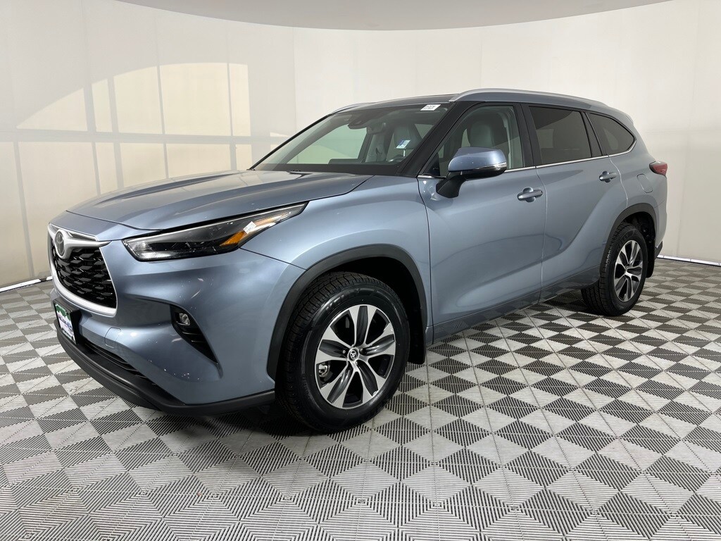 2023 Toyota Highlander XLE photo 3