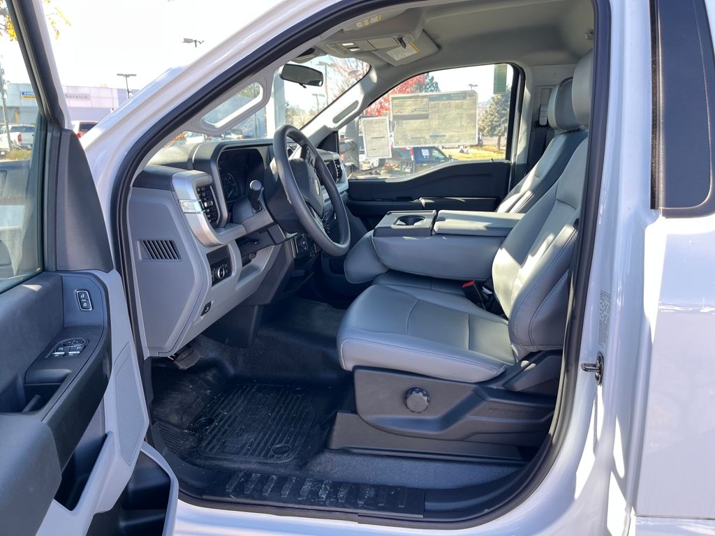 2025 Ford F-350 Super Duty Chassis Cab XL - Photo 10