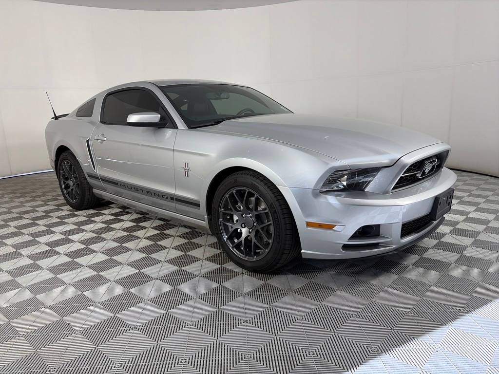 2013 Ford Mustang V6 Premium's photo
