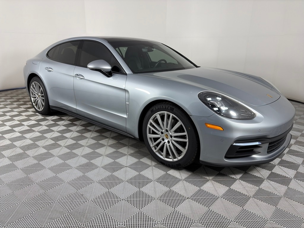 2019 Porsche Panamera Base's photo