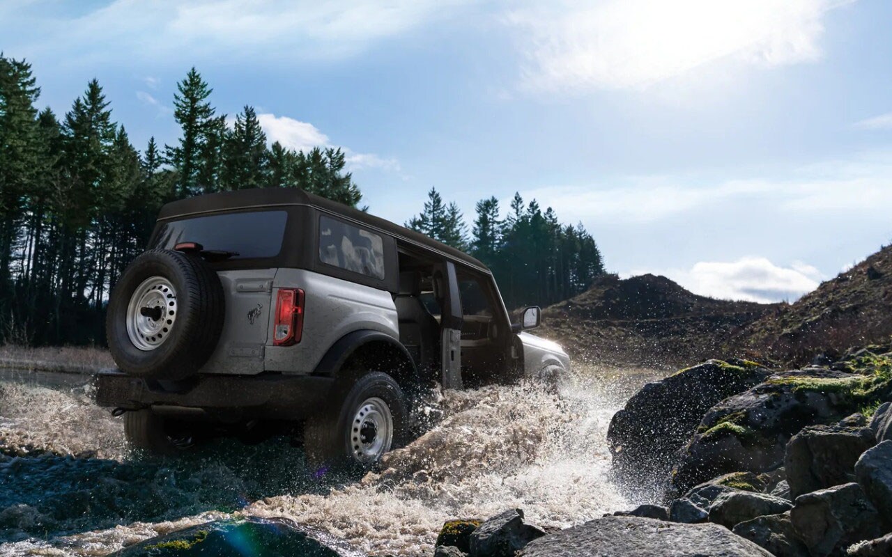 new-ford-bronco-driving-through-mud