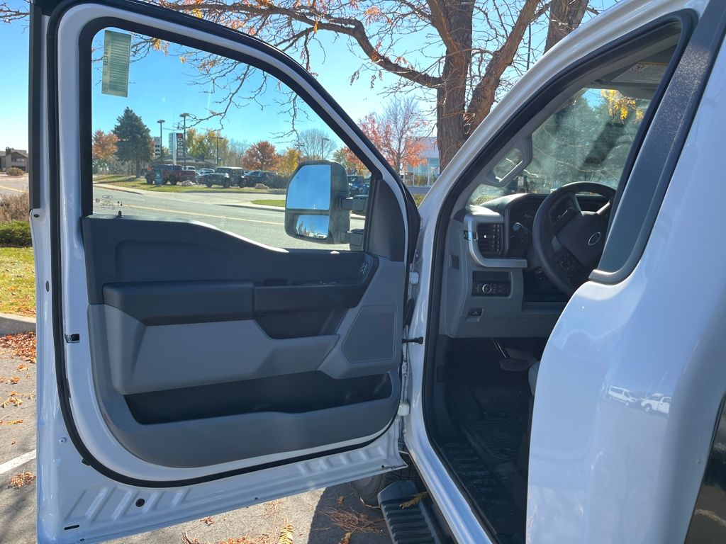 2025 Ford F-350 Super Duty Chassis Cab XL - Photo 9