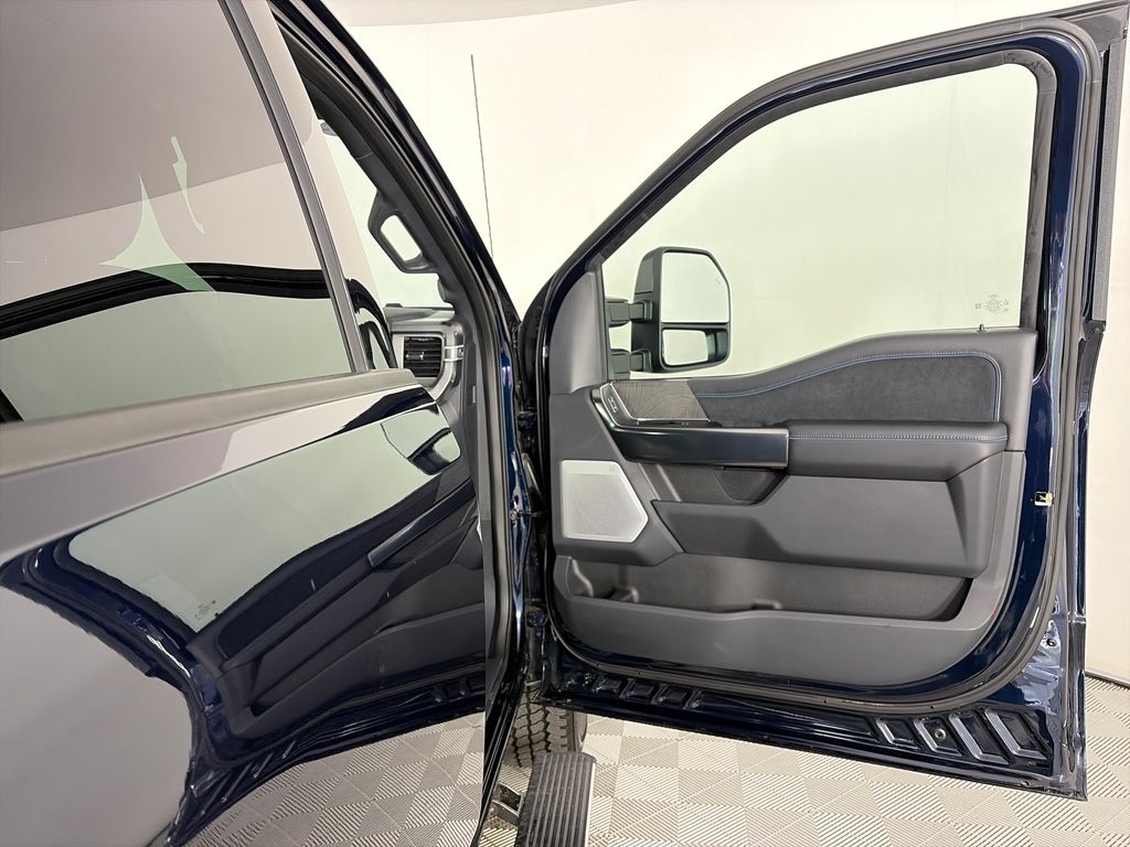 2025 Ford F-350 Super Duty Platinum - Photo 32