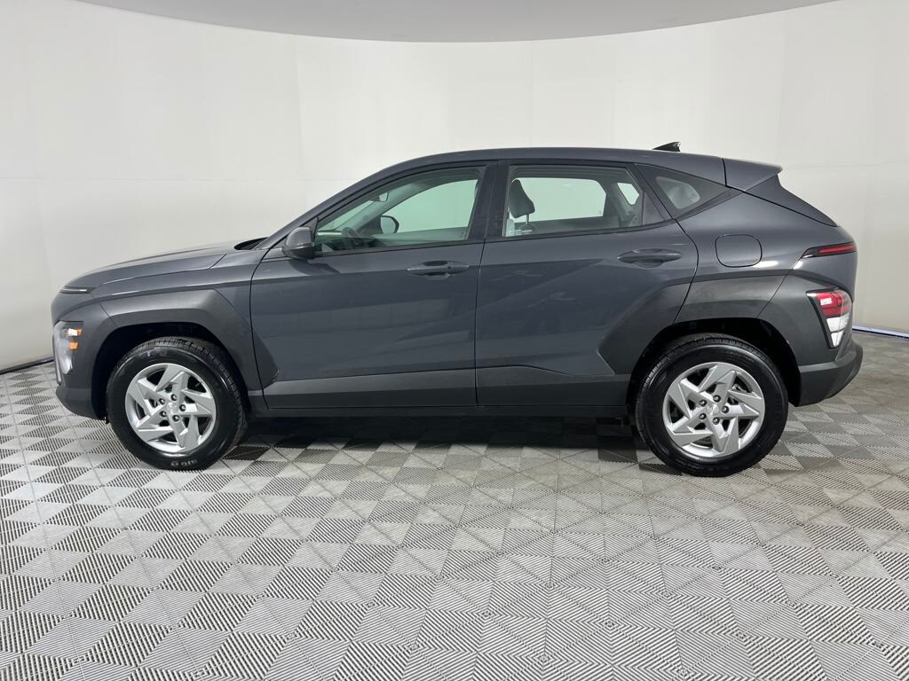 2024 Hyundai Kona SE photo 4