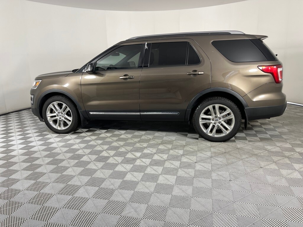 2016 Ford Explorer XLT photo 4