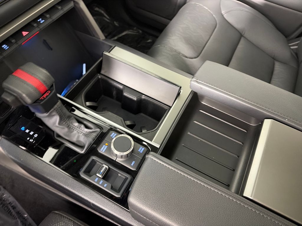 2024 Toyota Sequoia Platinum - Photo 22