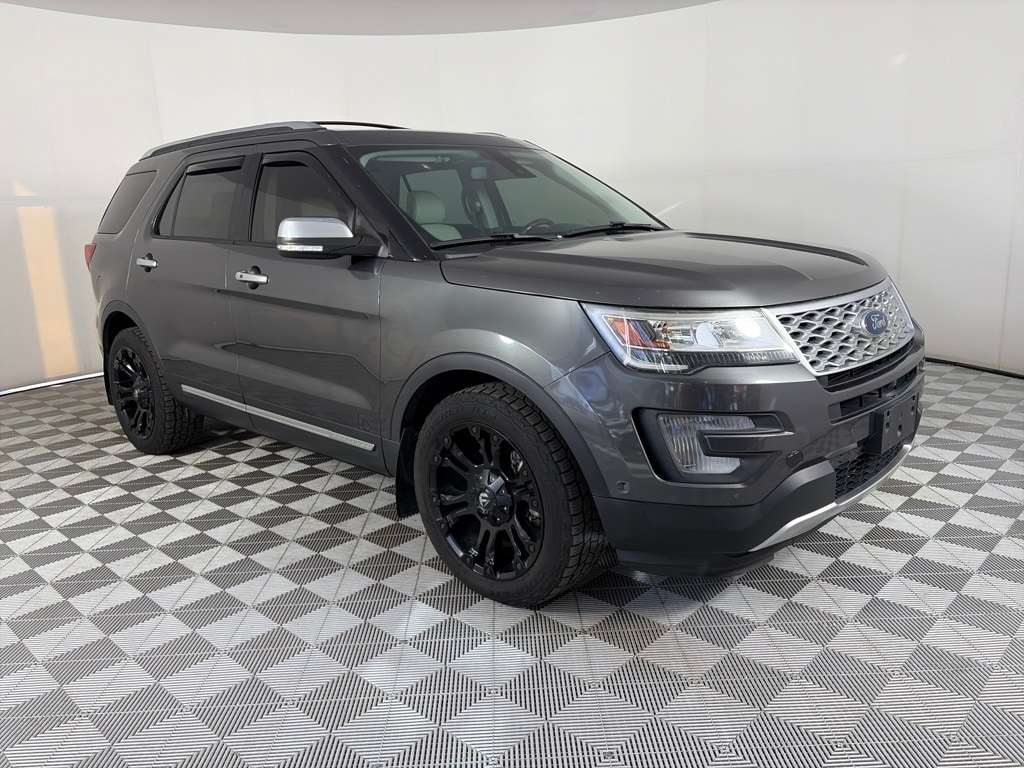 2017 Ford Explorer Platinum's photo