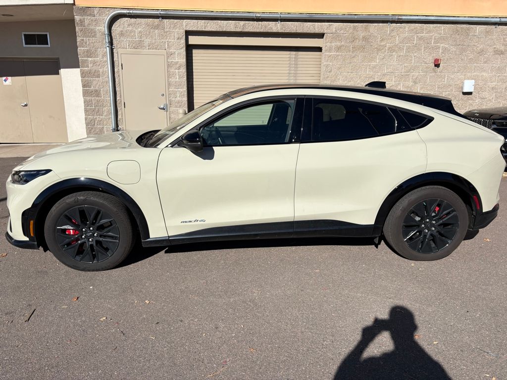 2025 Ford Mustang Mach-E Premium photo 4