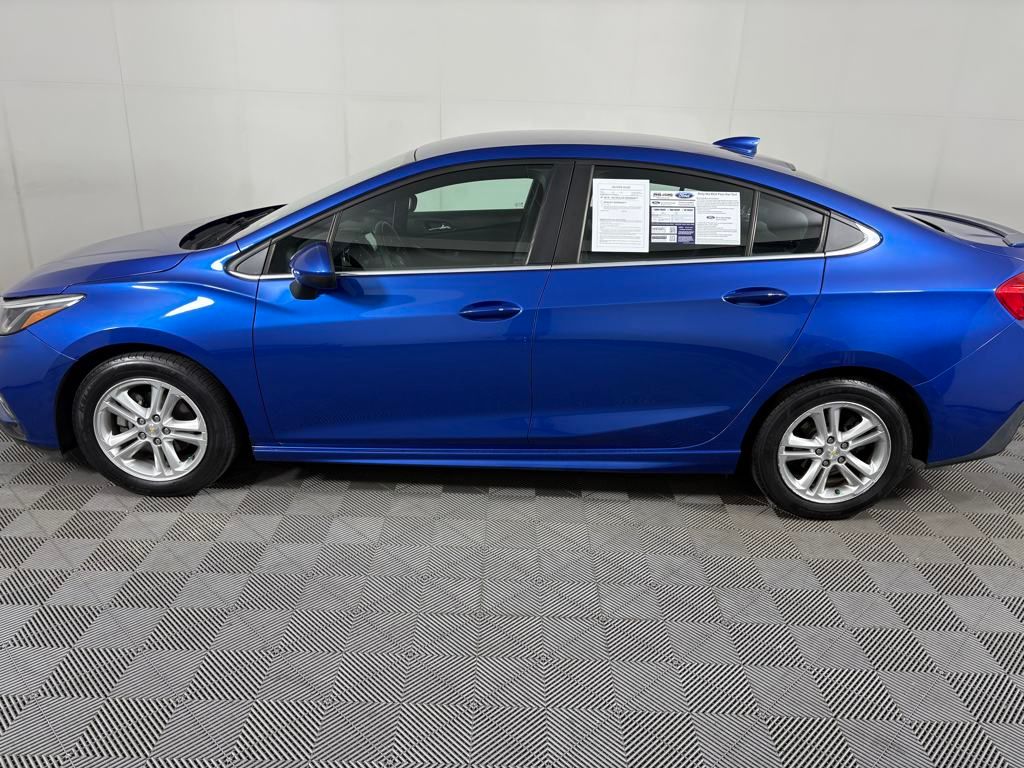2017 Chevrolet Cruze LT photo 4