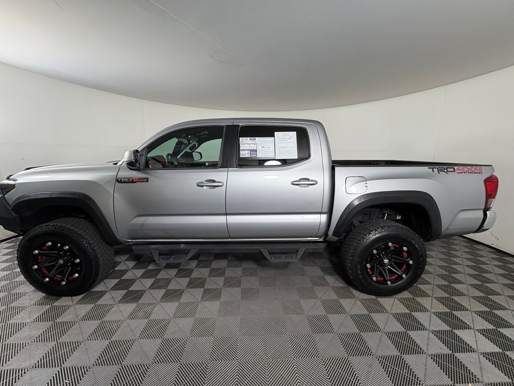2017 Toyota Tacoma TRD Off-Road photo 3