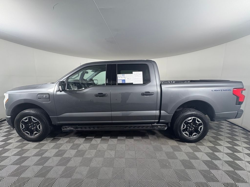 2023 Ford F-150 Lightning XLT photo 2