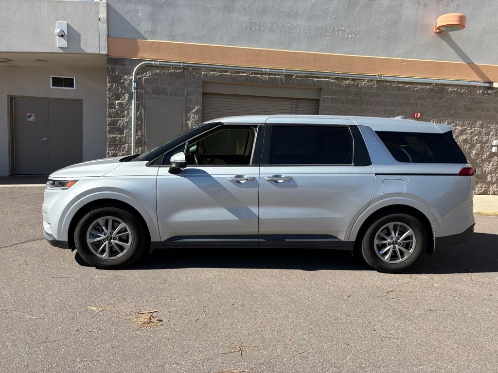 2023 Kia Carnival LX photo 4