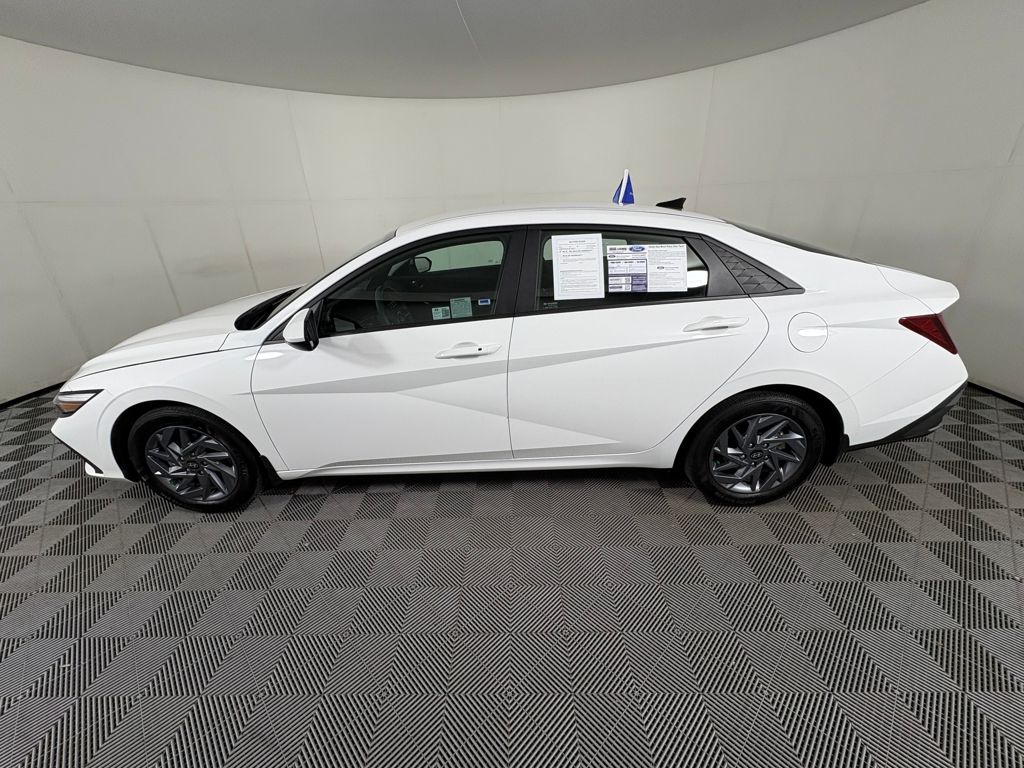 2024 Hyundai Elantra SEL photo 4