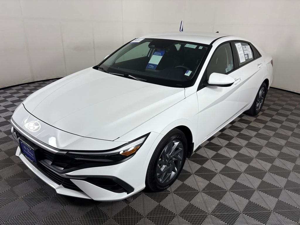 2024 Hyundai Elantra SEL photo 3