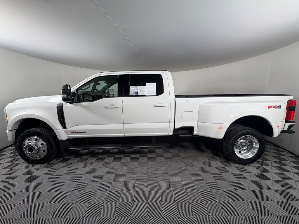 2025 Ford F-450 Platinum photo 4