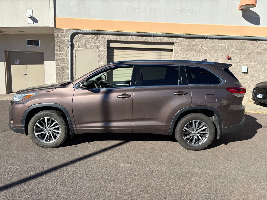 2017 Toyota Highlander XLE photo 4