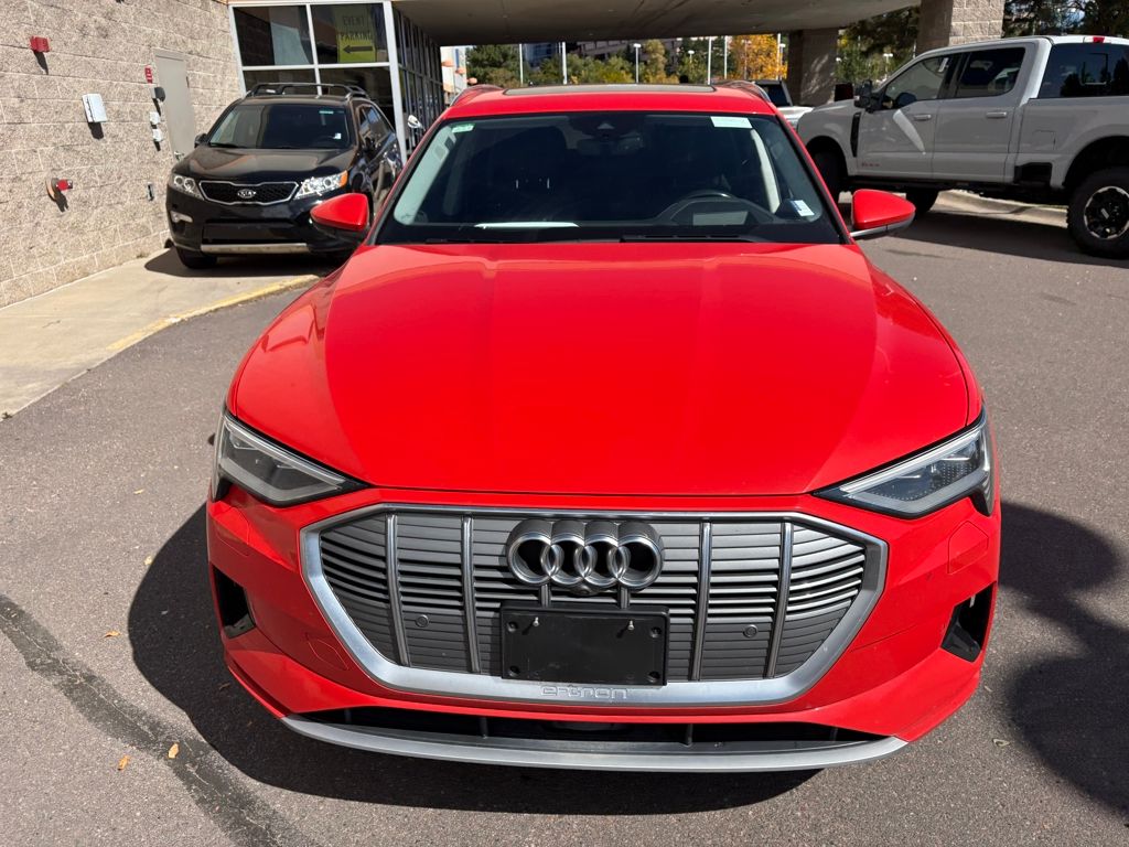 2019 Audi e-tron Premium Plus photo 2