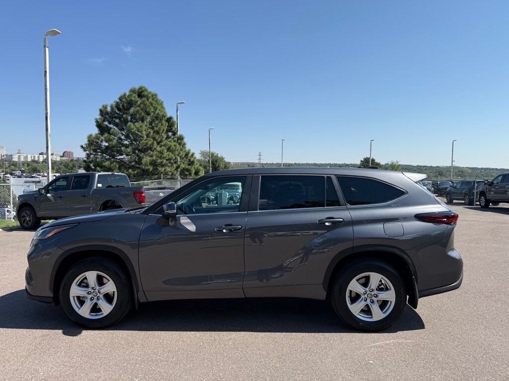 2024 Toyota Highlander LE photo 4