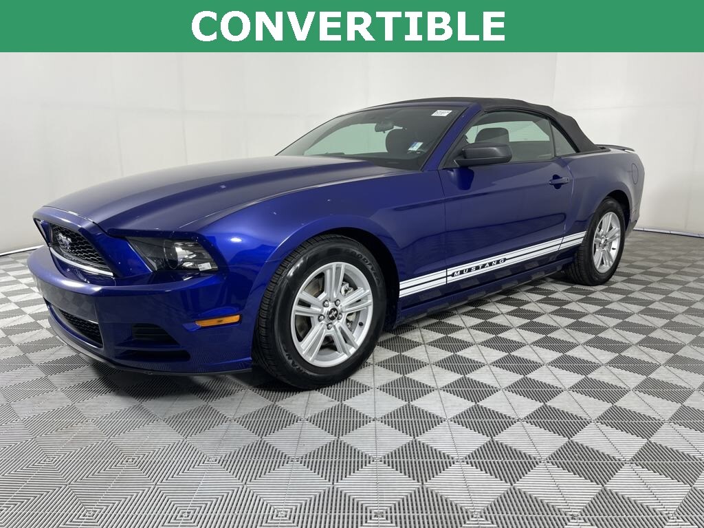 2013 Ford Mustang V6 Convertible photo 4