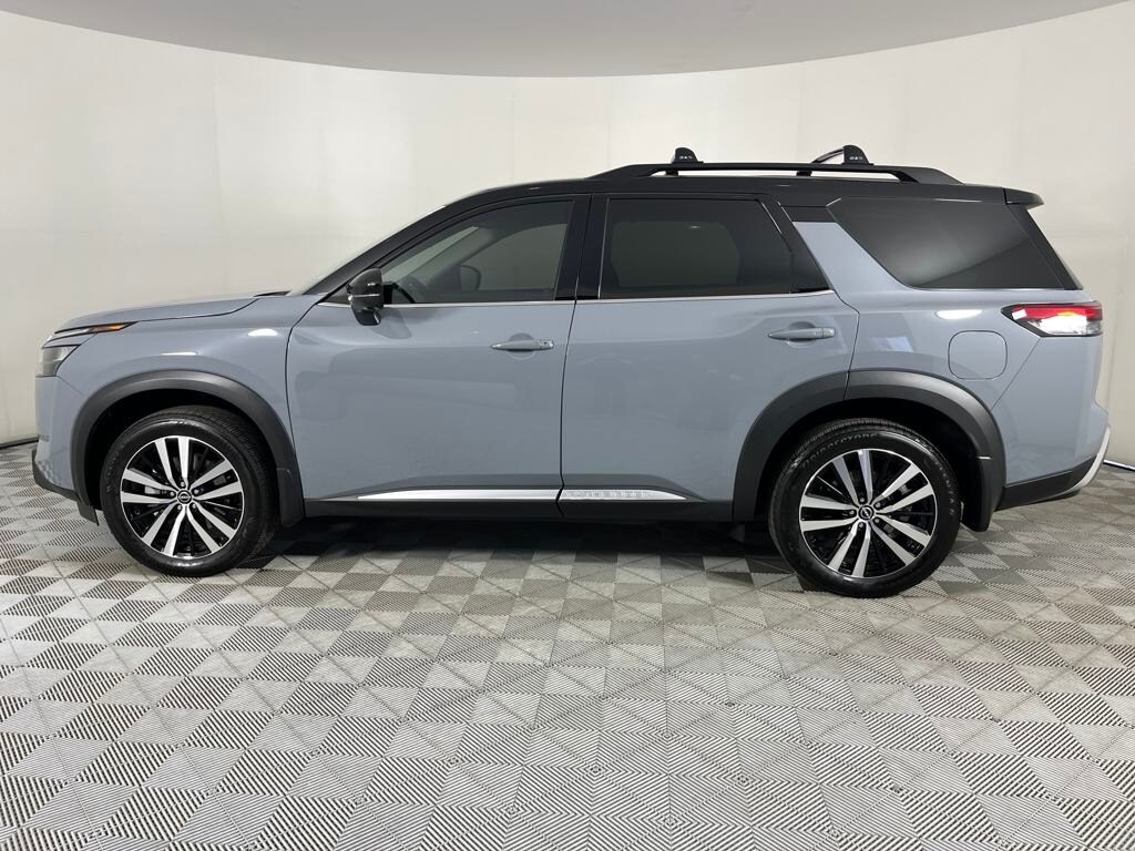 2025 Nissan Pathfinder Platinum photo 4