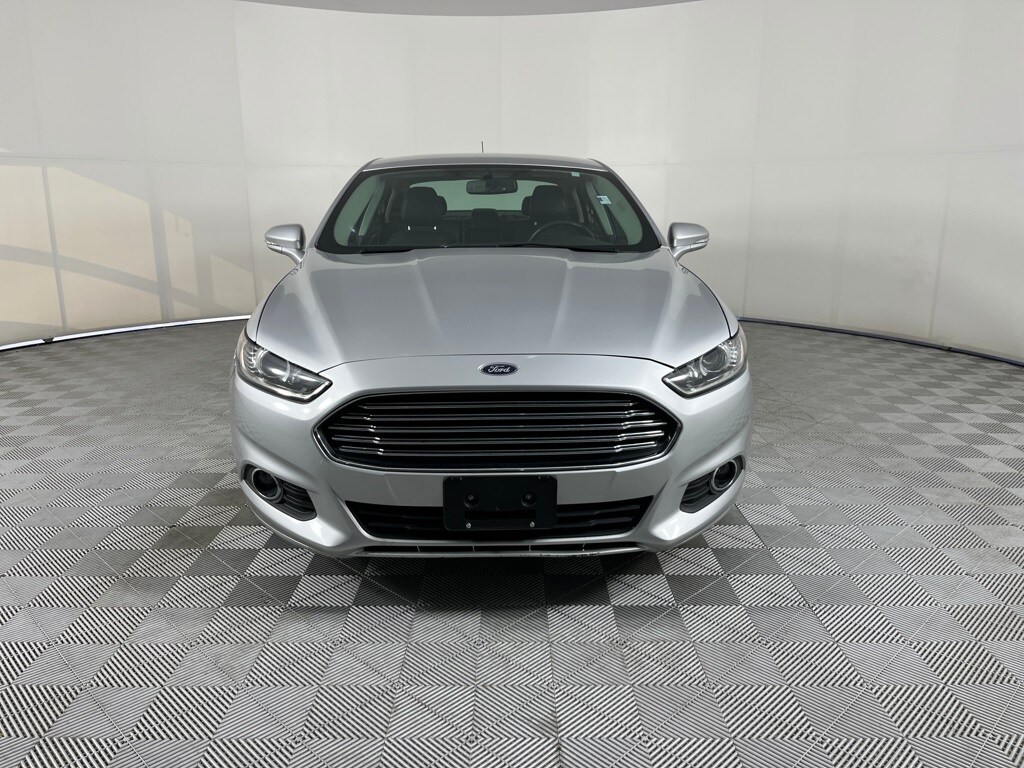 2016 Ford Fusion SE photo 2