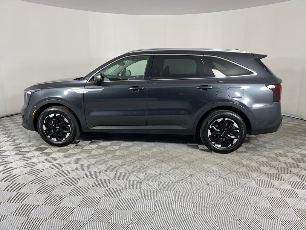 2024 Kia Sorento S photo 2