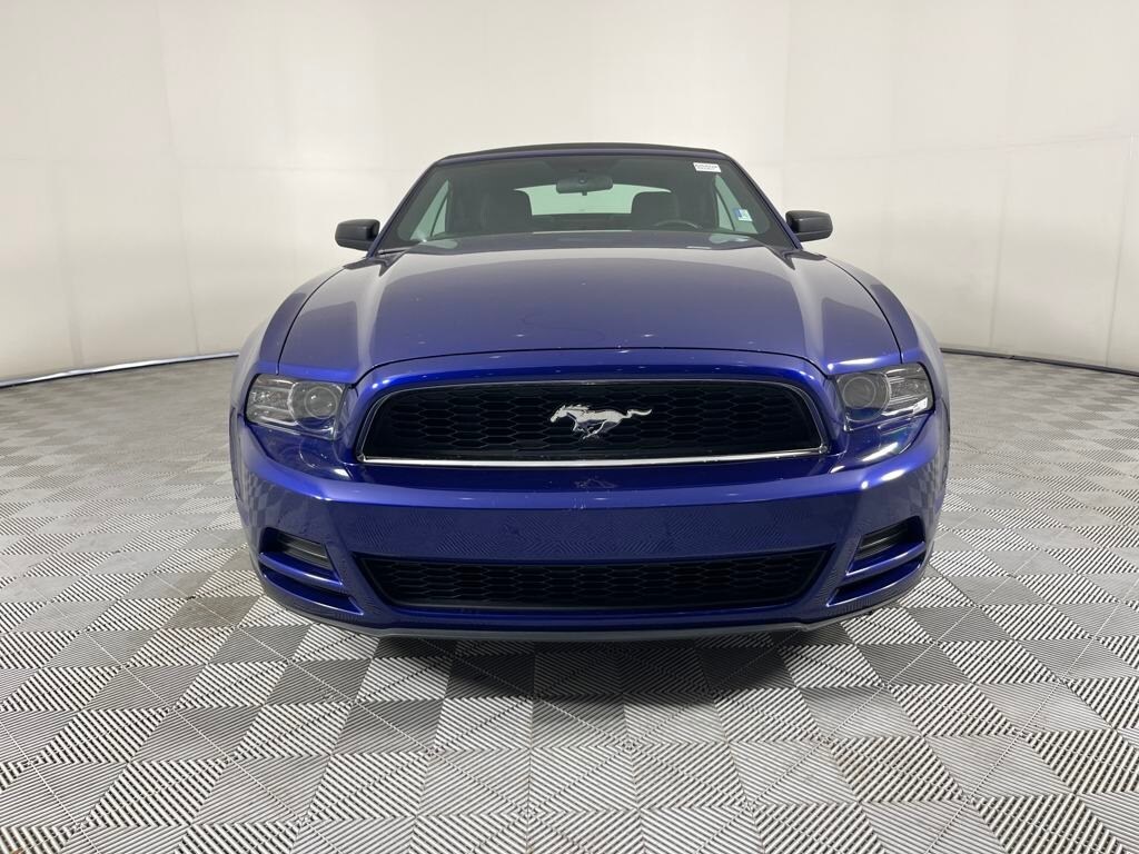 2013 Ford Mustang V6 Convertible photo 3