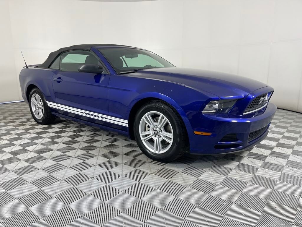 2013 Ford Mustang V6 Convertible photo 2
