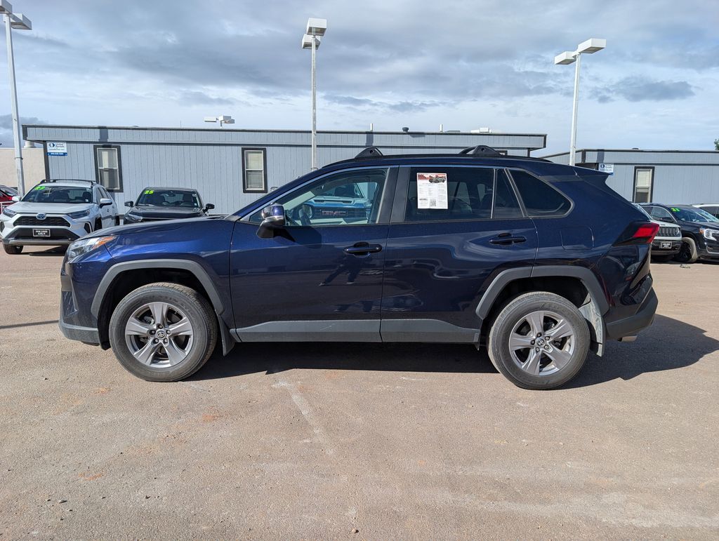 2023 Toyota RAV4 XLE photo 3