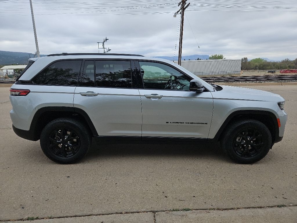 Used 2025 Jeep Grand Cherokee Altitude SUV