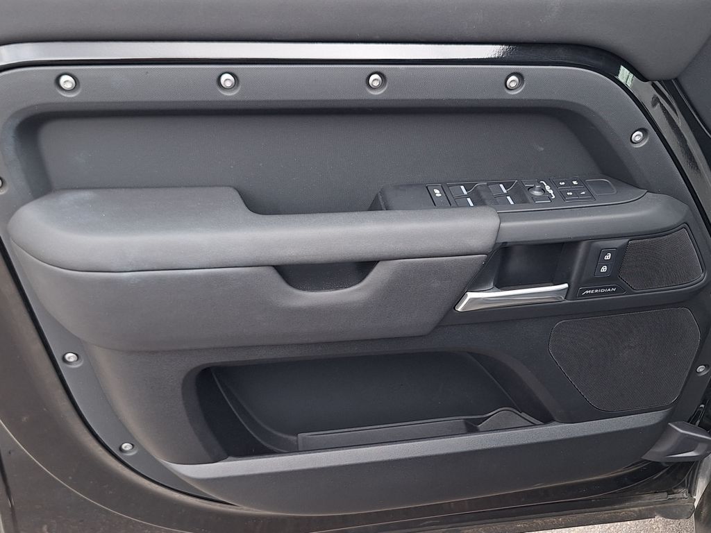 2025 Land Rover Defender S - Photo 9