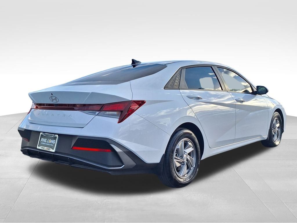 2025 Hyundai Elantra SE photo 3