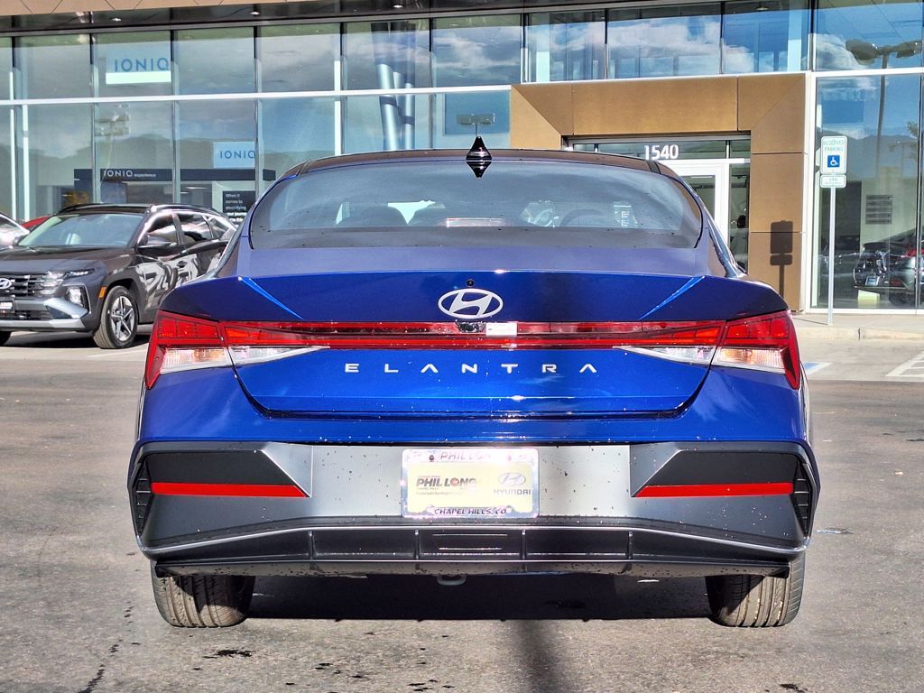 2024 Hyundai Elantra SEL Convenience photo 3