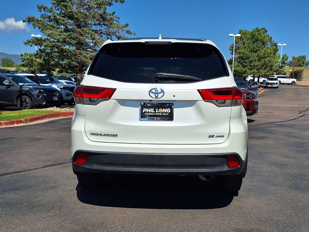2018 Toyota Highlander SE photo 2