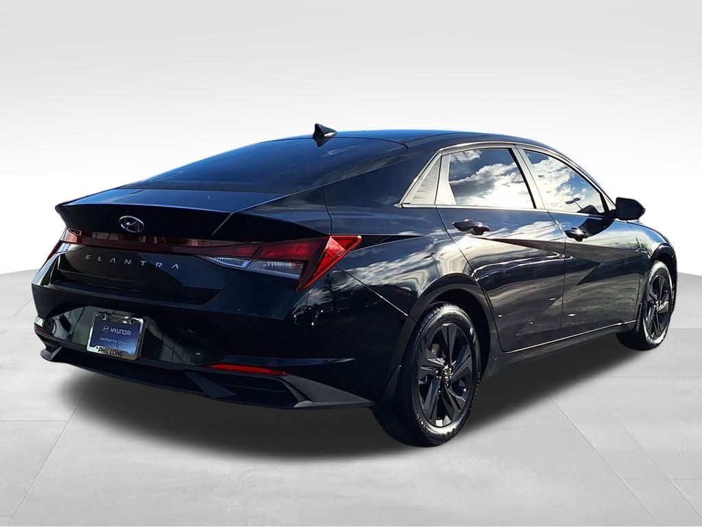 2023 Hyundai Elantra SEL photo 2