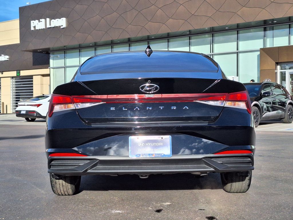 2023 Hyundai Elantra SEL photo 3