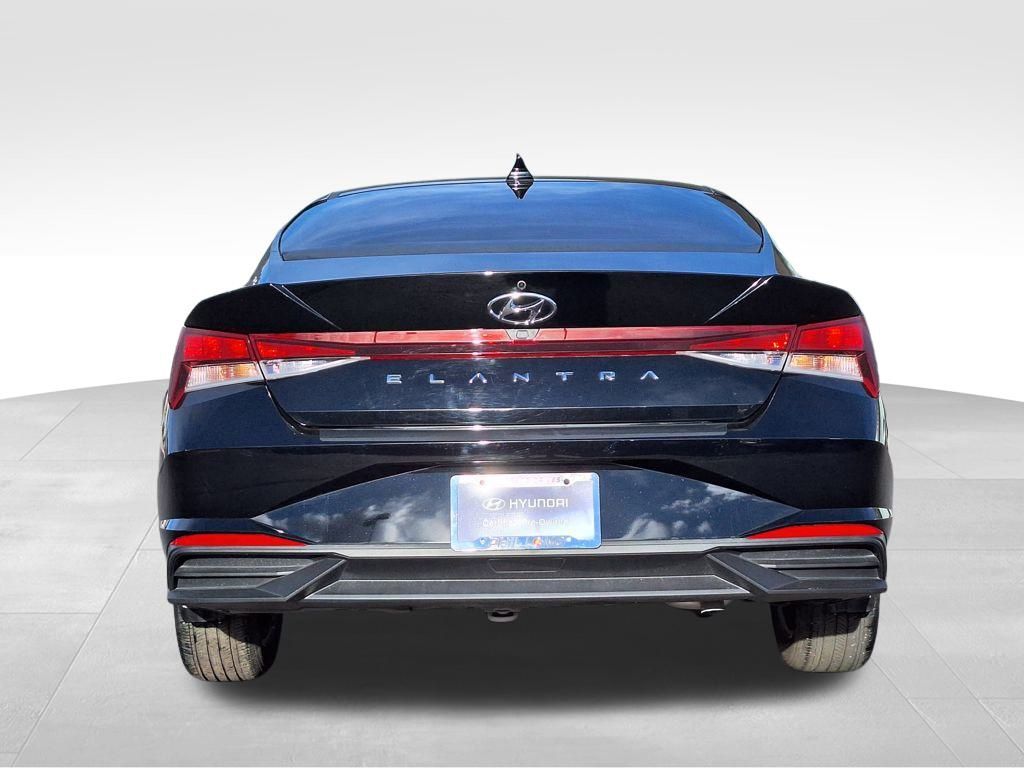 2023 Hyundai Elantra SEL photo 3