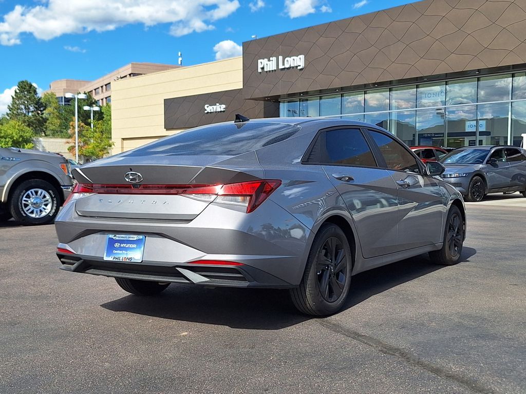 2023 Hyundai Elantra SEL photo 3
