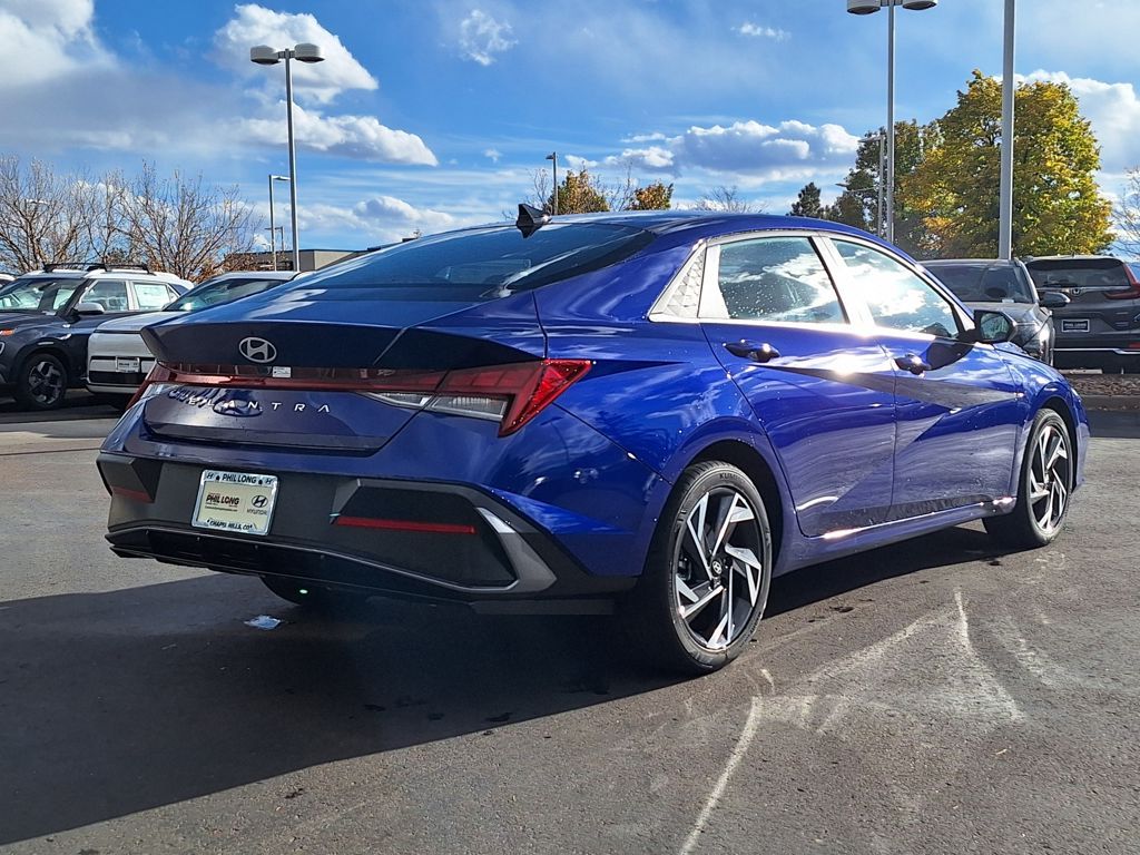 2024 Hyundai Elantra SEL Convenience photo 2