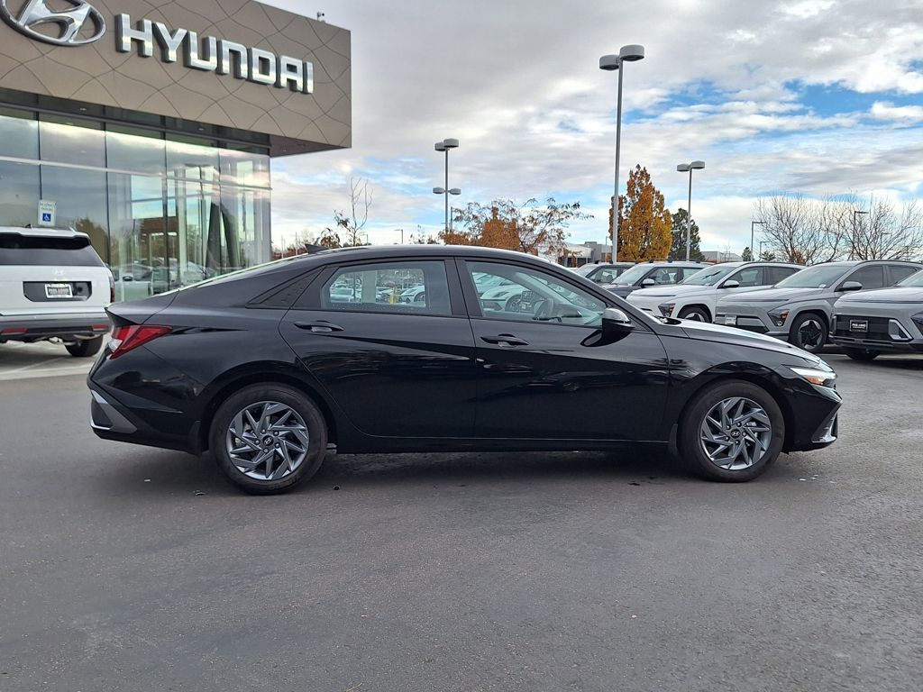 2024 Hyundai Elantra SEL photo 2