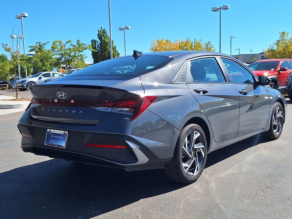 2025 Hyundai Elantra SEL Sport photo 3