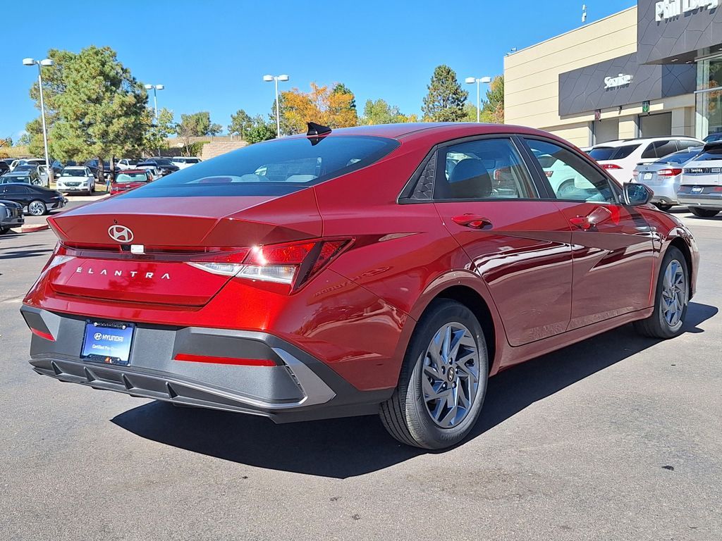 2024 Hyundai Elantra SEL photo 2