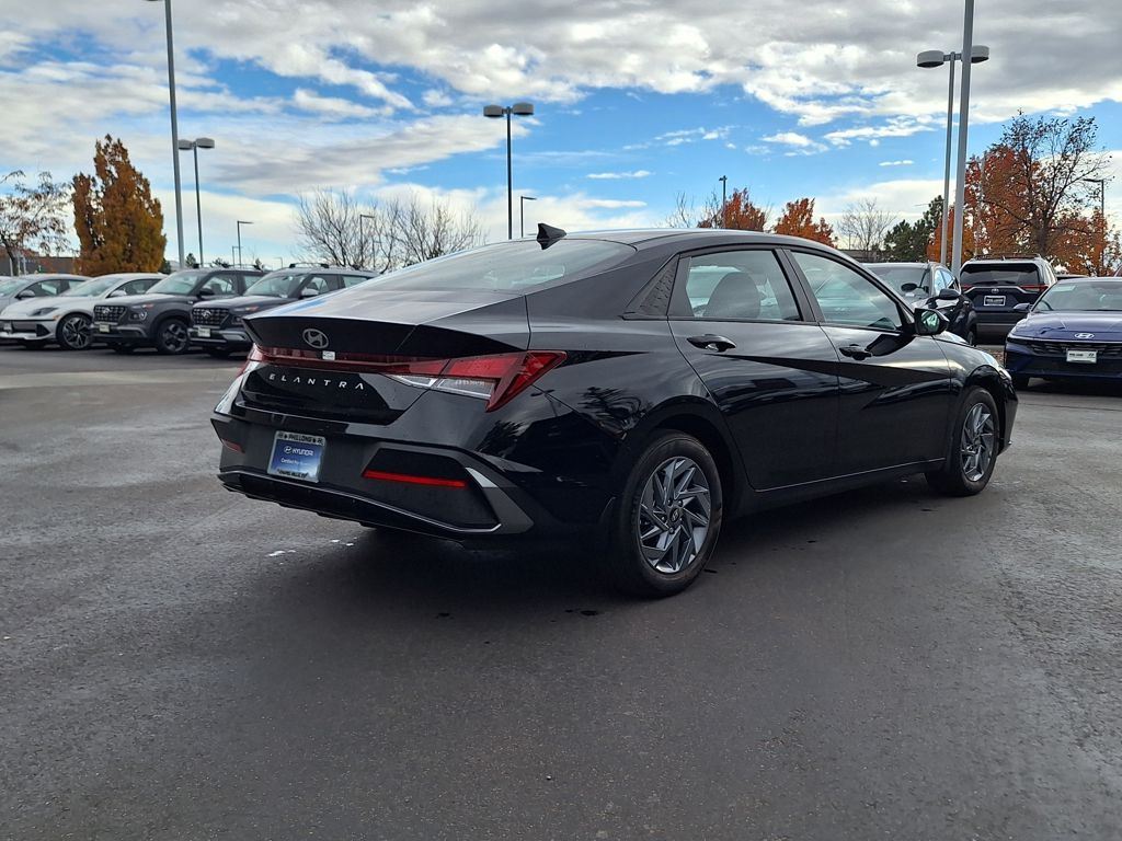 2024 Hyundai Elantra SEL photo 3