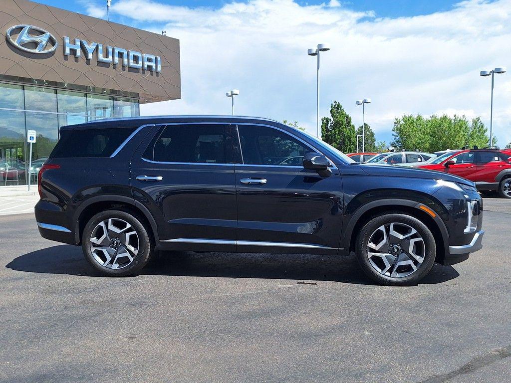 2024 Hyundai Palisade Limited photo 2