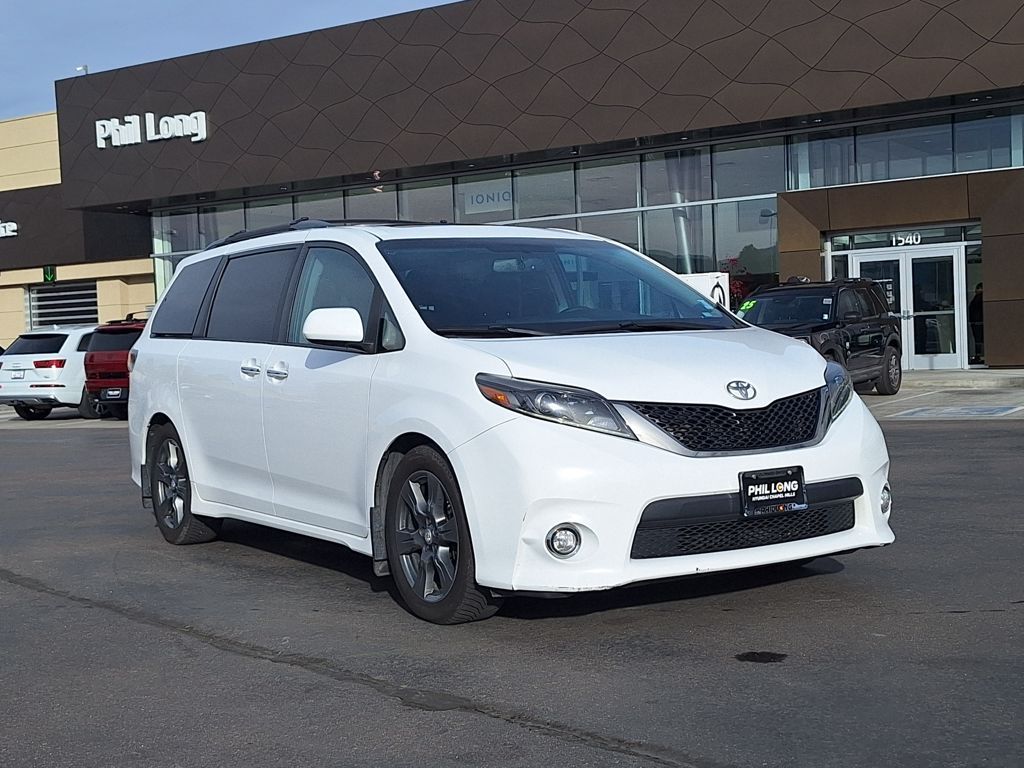 2017 Toyota Sienna SE Premium's photo