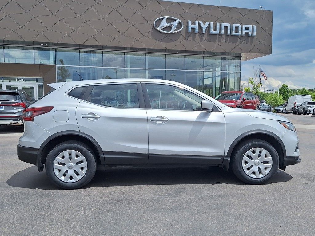 2020 Nissan Rogue Sport S photo 2