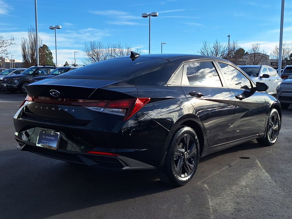 2023 Hyundai Elantra SEL photo 2