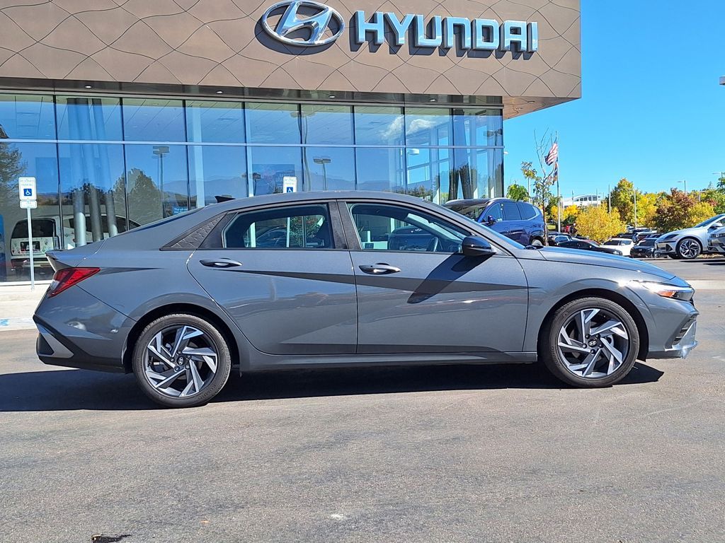 2025 Hyundai Elantra SEL Sport photo 2