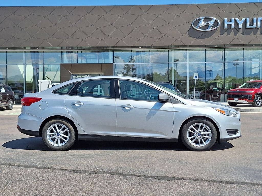 2018 Ford Focus SE photo 2